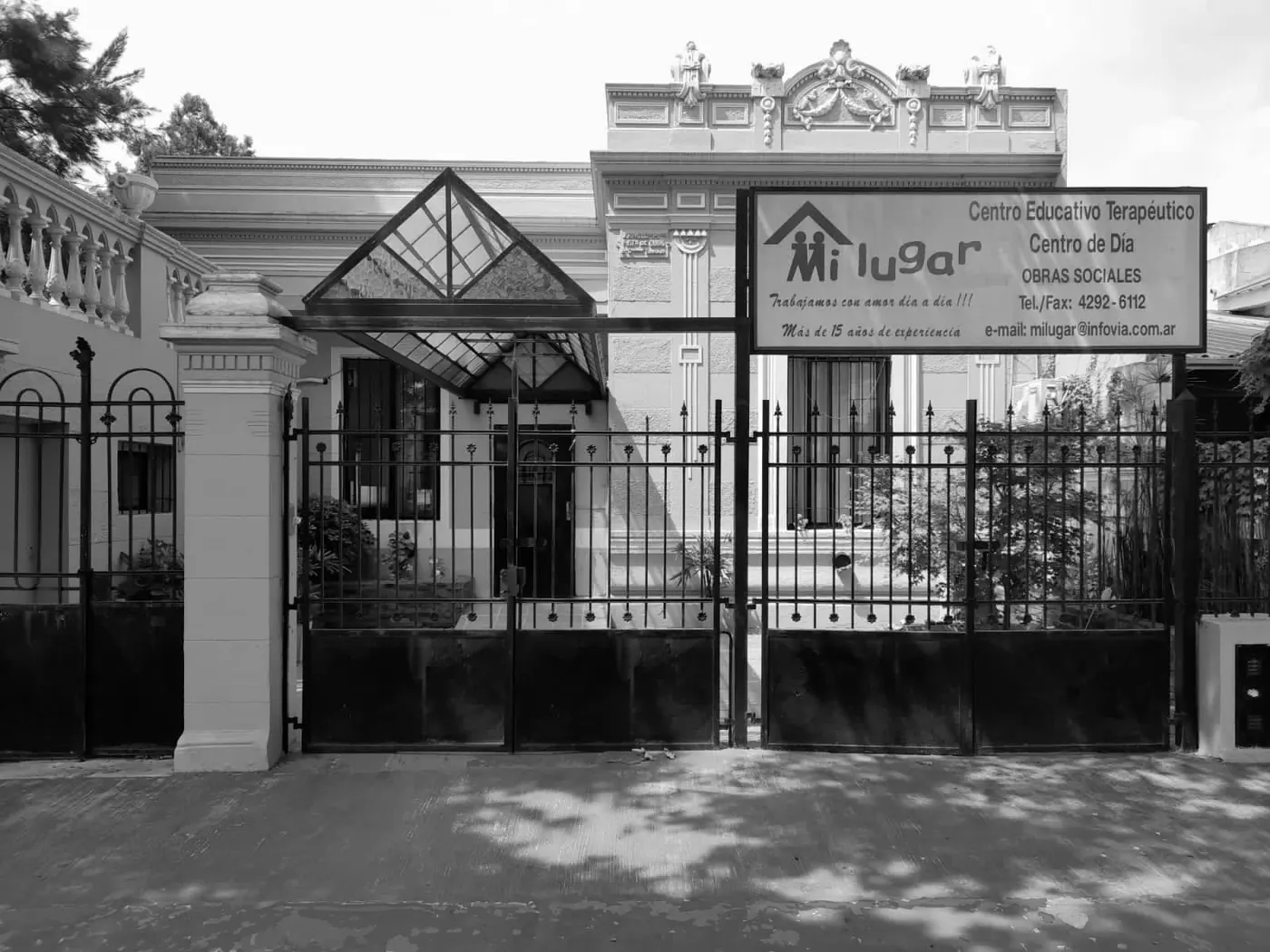 Fachada histórica de Mi Lugar en Temperley, centro terapéutico fundado en 1982